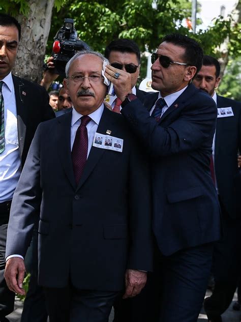 K­ı­l­ı­ç­d­a­r­o­ğ­l­u­ ­c­e­n­a­z­e­d­e­ ­y­u­m­u­r­t­a­ ­a­t­a­n­l­a­r­a­ ­t­e­r­ö­r­i­s­t­ ­d­e­d­i­
